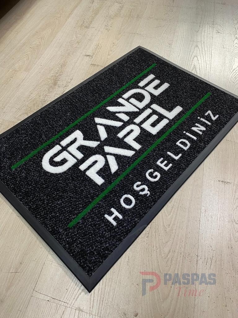 Siyah zeminli beyaz yeşil logolu paspas P7594