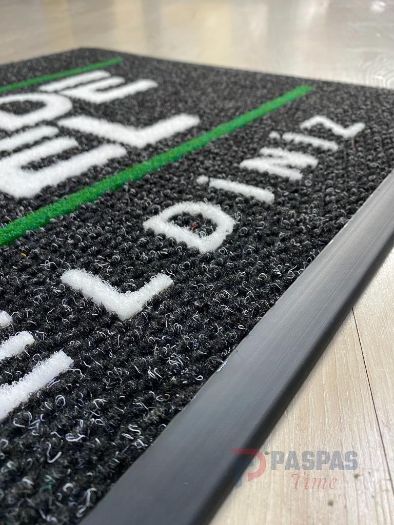 Siyah zeminli beyaz yeşil logolu paspas P7594