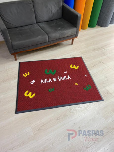 Bordo zeminli sarı yeşil beyaz logolu paspas P7844
