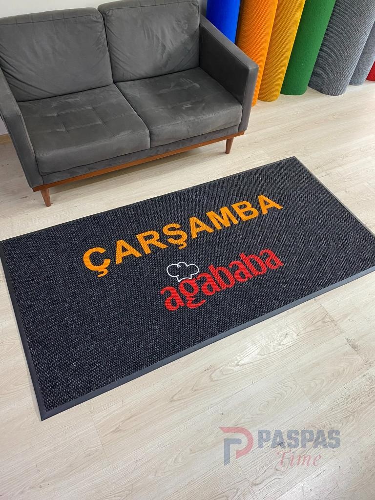 Siyah zeminli turuncu kırmızı logolu paspas P7847 Siyah zeminli turuncu kırmızı logolu paspas P7847